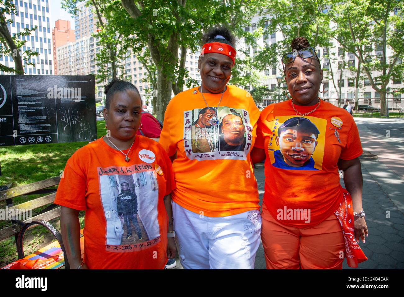 Mütter, deren Angehörige durch Waffen getötet wurden. Der jährliche „Wear Orange Day“ Moms Demand Action, um die Waffengewalt zu beenden und durch die Brooklyn Bri zu marschieren Stockfoto