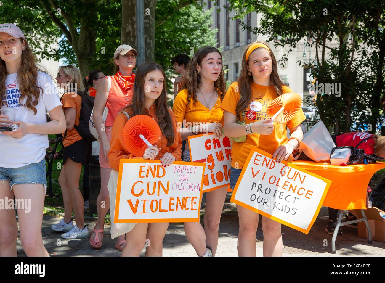 Das jährliche „Wear Orange Day“ Moms Demand Action, um die Waffengewalt zu beenden und über die Brooklyn Bridge von Manhattan nach Brooklyn zu marschieren. Ähnliche marken Stockfoto