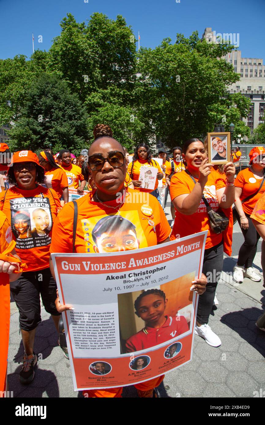 Das jährliche „Wear Orange Day“ Moms Demand Action, um die Waffengewalt zu beenden und über die Brooklyn Bridge von Manhattan nach Brooklyn zu marschieren. Ähnliche marken Stockfoto
