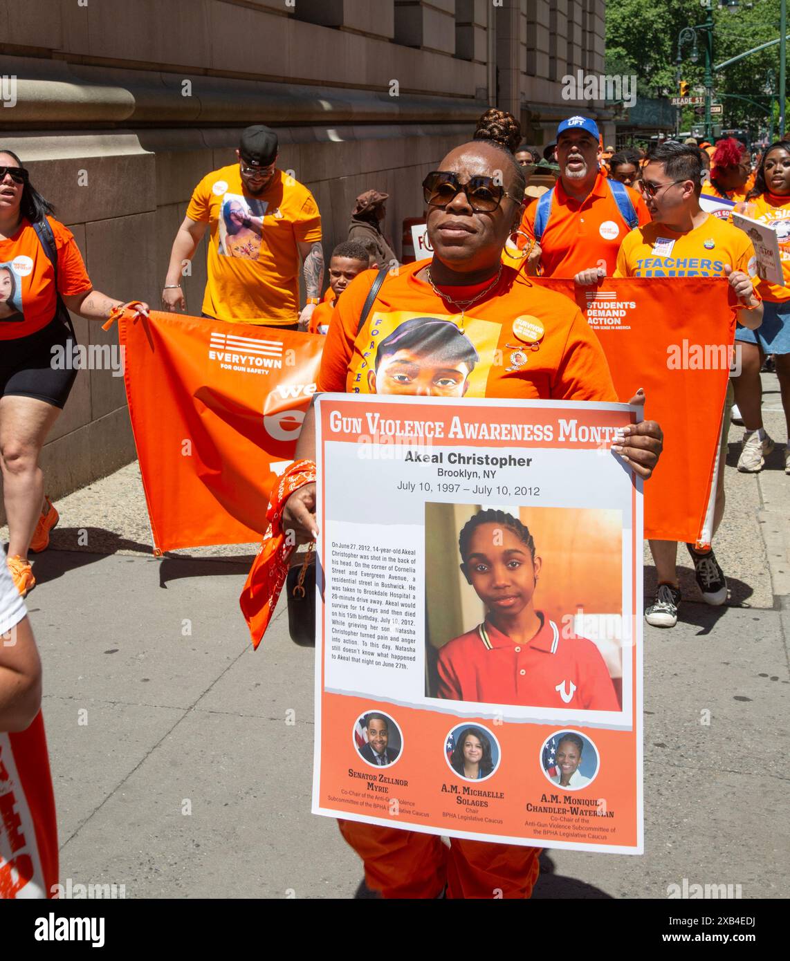 Das jährliche „Wear Orange Day“ Moms Demand Action, um die Waffengewalt zu beenden und über die Brooklyn Bridge von Manhattan nach Brooklyn zu marschieren. Ähnliche marken Stockfoto