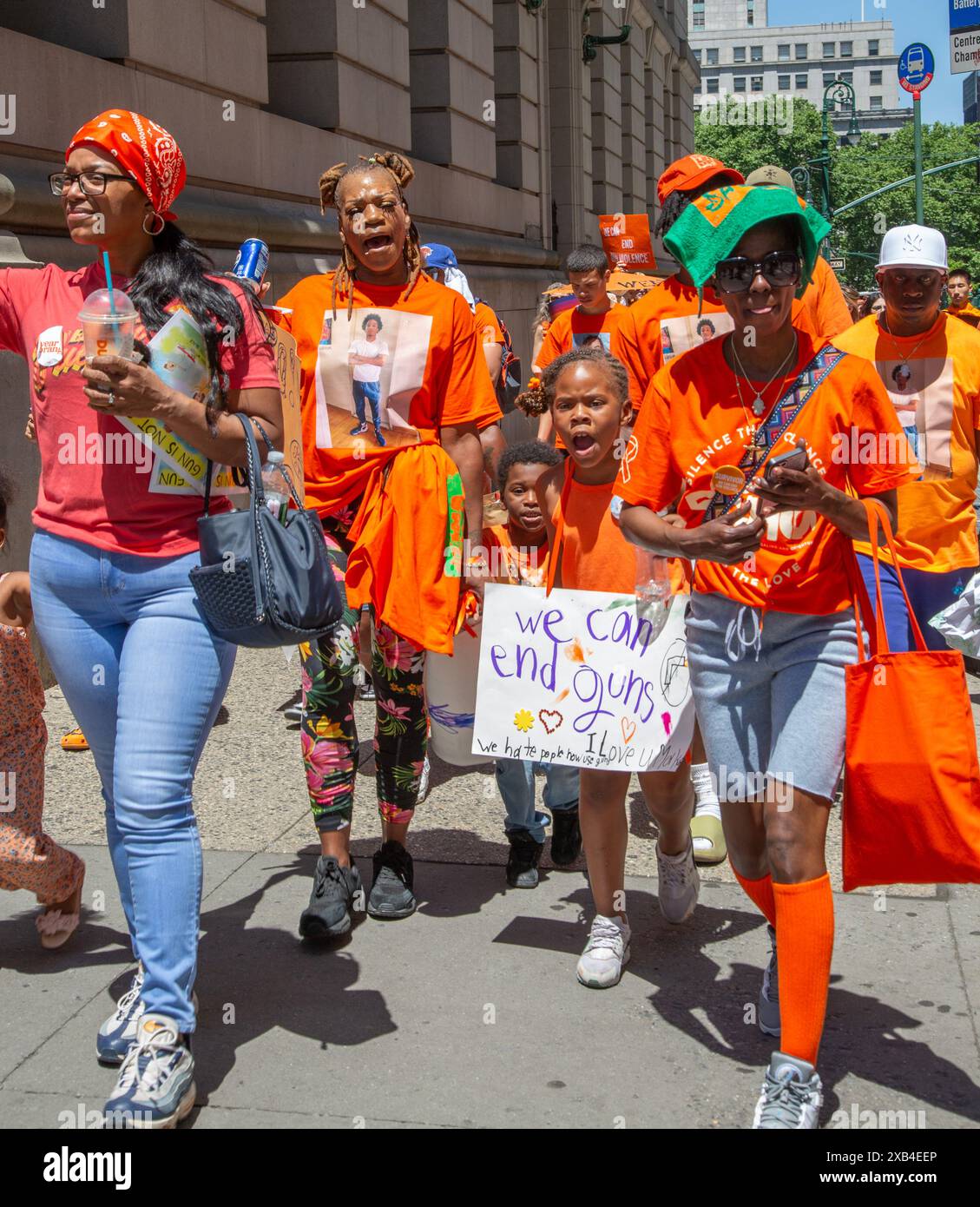 Das jährliche „Wear Orange Day“ Moms Demand Action, um die Waffengewalt zu beenden und über die Brooklyn Bridge von Manhattan nach Brooklyn zu marschieren. Ähnliche marken Stockfoto