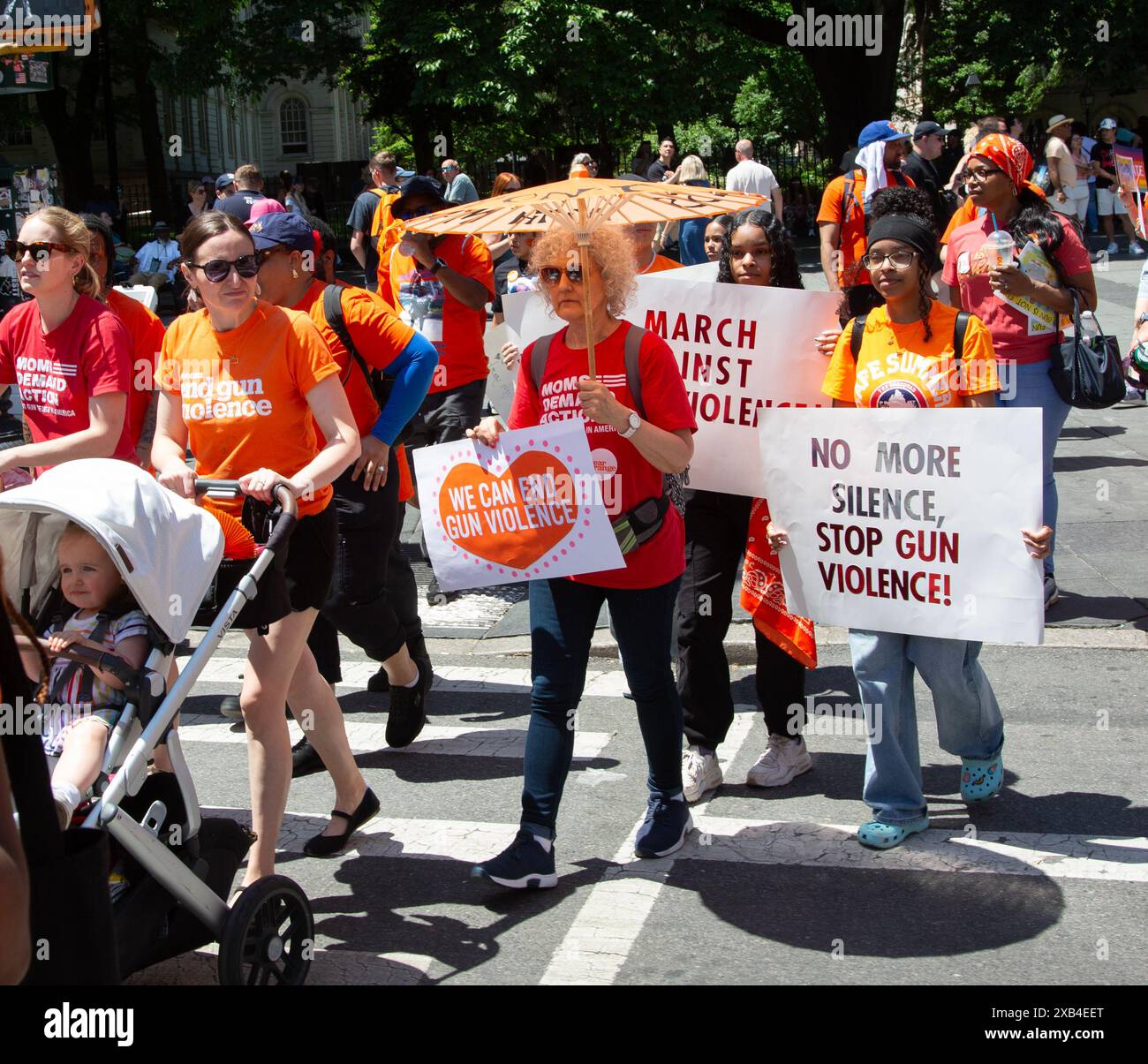 Das jährliche „Wear Orange Day“ Moms Demand Action, um die Waffengewalt zu beenden und über die Brooklyn Bridge von Manhattan nach Brooklyn zu marschieren. Ähnliche marken Stockfoto