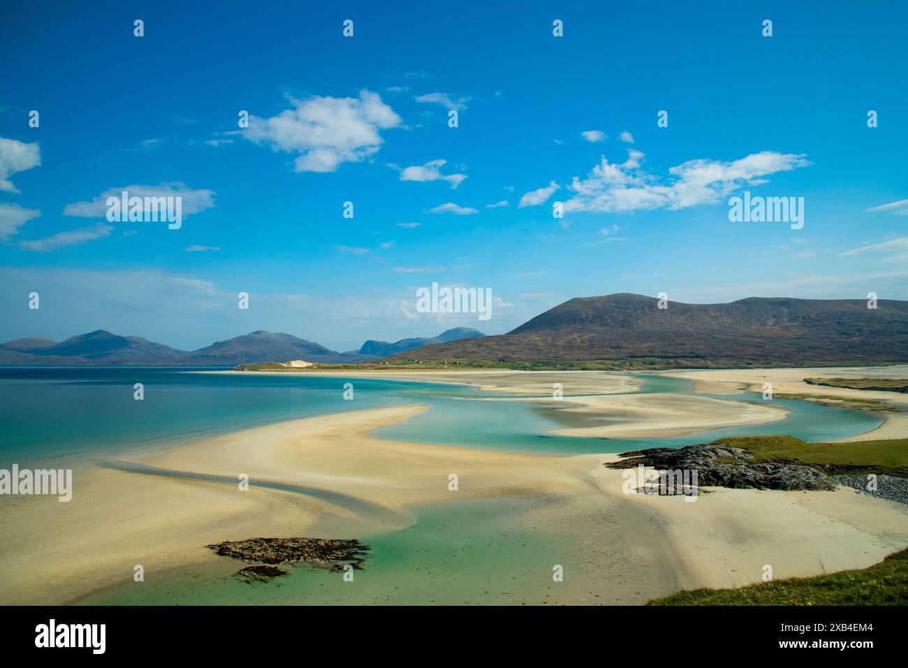 Ein Blick auf weißen Sand und klares Meer bei Ebbe am Seilebost Beach mit Blick auf Luskentye Beach an der Westküste der Isle of Harris Stockfoto