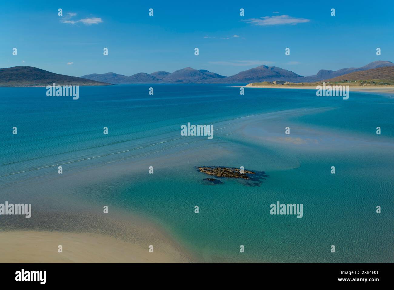 Ein Blick aus der Vogelperspektive auf weißen Sand und klares blaues Meer am Seilebost Beach an der Westküste der Isle of Harris. Stockfoto