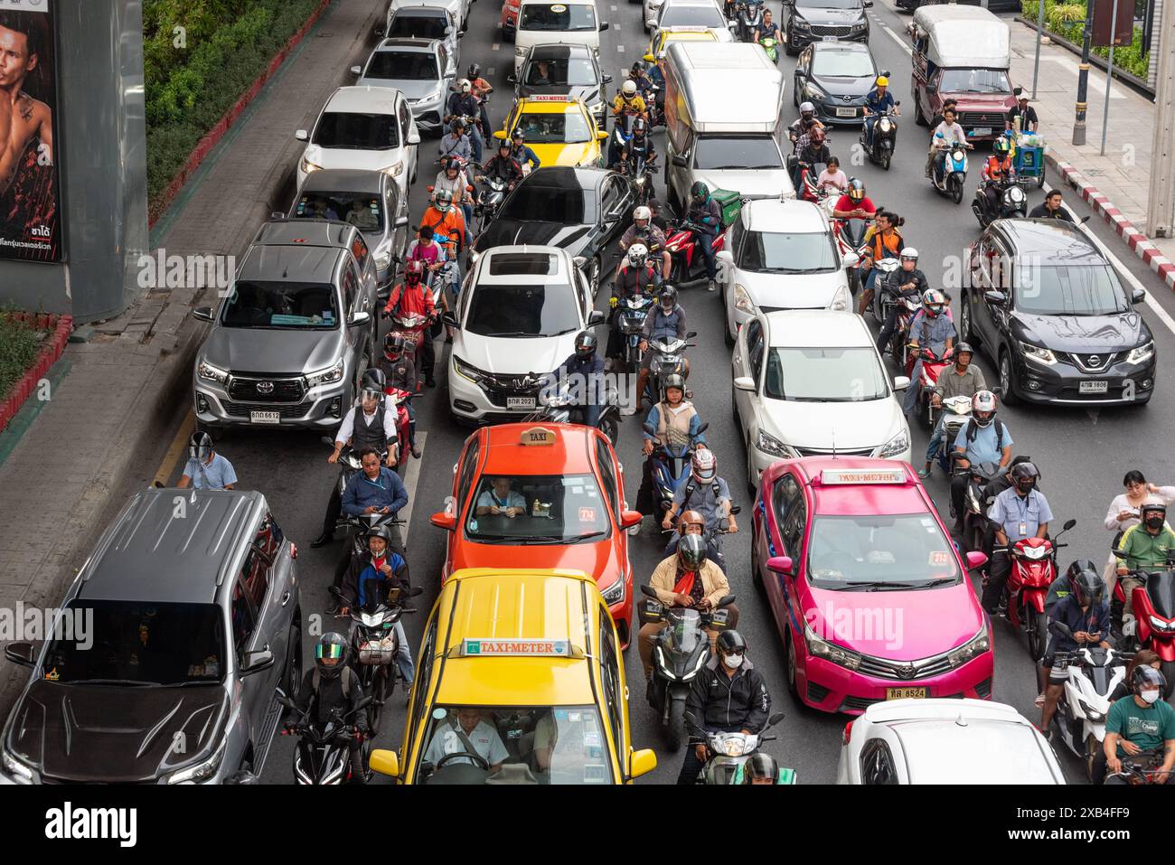 Bangkok, Thailand - 28. März 2024: Straßenverkehr an der Kreuzung von Rama IV Road und Ratchadaphisek Road. Stockfoto