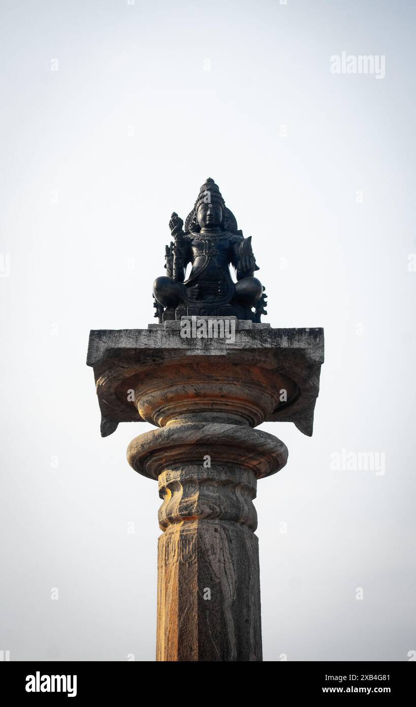 Eine kolossale Steinstatue von Gommateshwara, einer Jain-Figur, steht auf einem Hügel in Karkala, Indien. Die Statue ist in das warme Licht der Settin getaucht Stockfoto