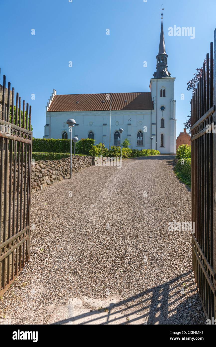 Brahetrolleborg Kirche und Schloss, Faborg, Faaborg, Tor Tor Tor und Pfad zur Kirche, Fyn, Fyn Island, Dänemark Stockfoto