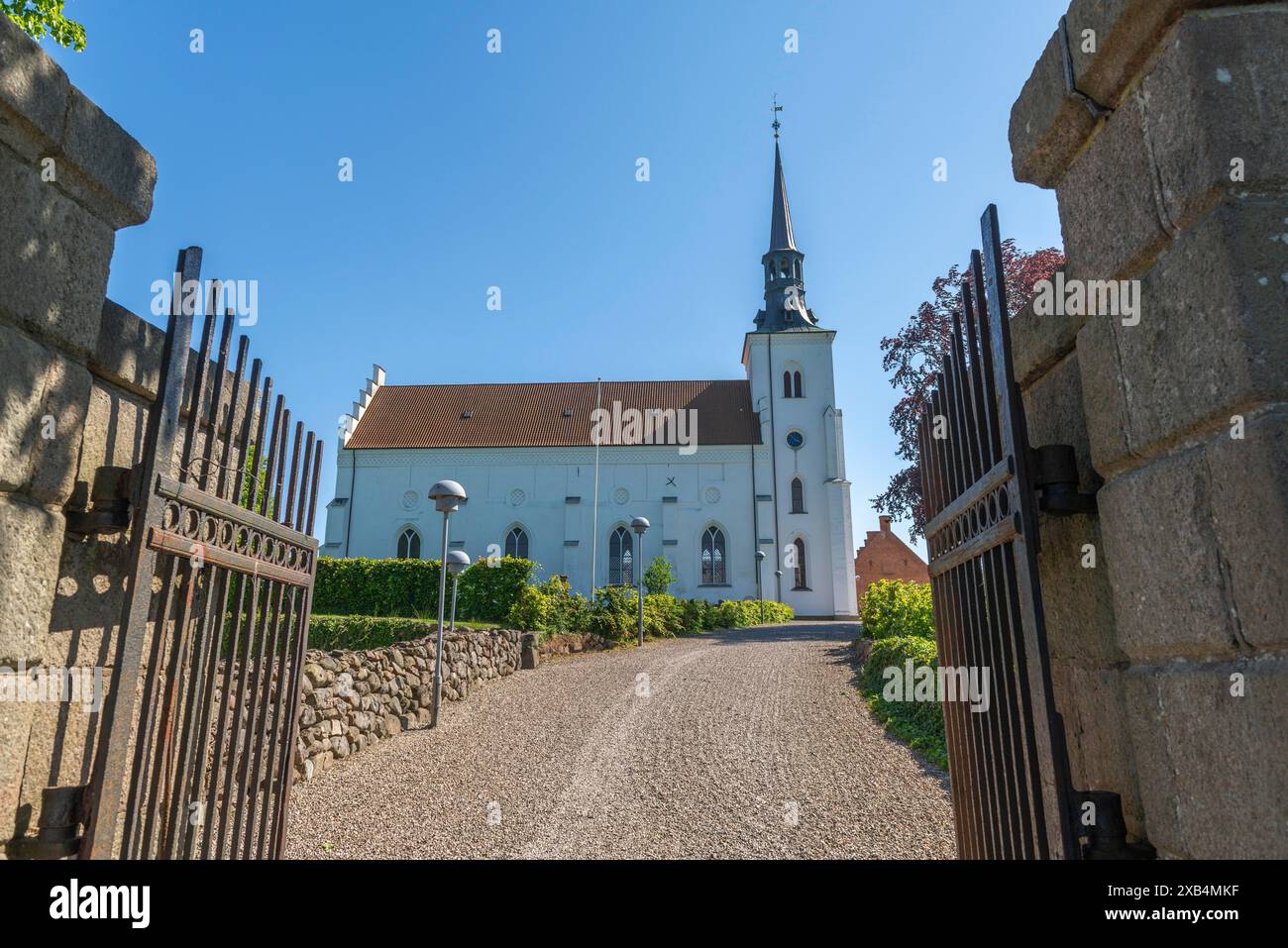 Brahetrolleborg Kirche und Schloss, Faborg, Faaborg, Tor Tor Tor und Pfad zur Kirche, Fyn, Fyn Island, Dänemark Stockfoto
