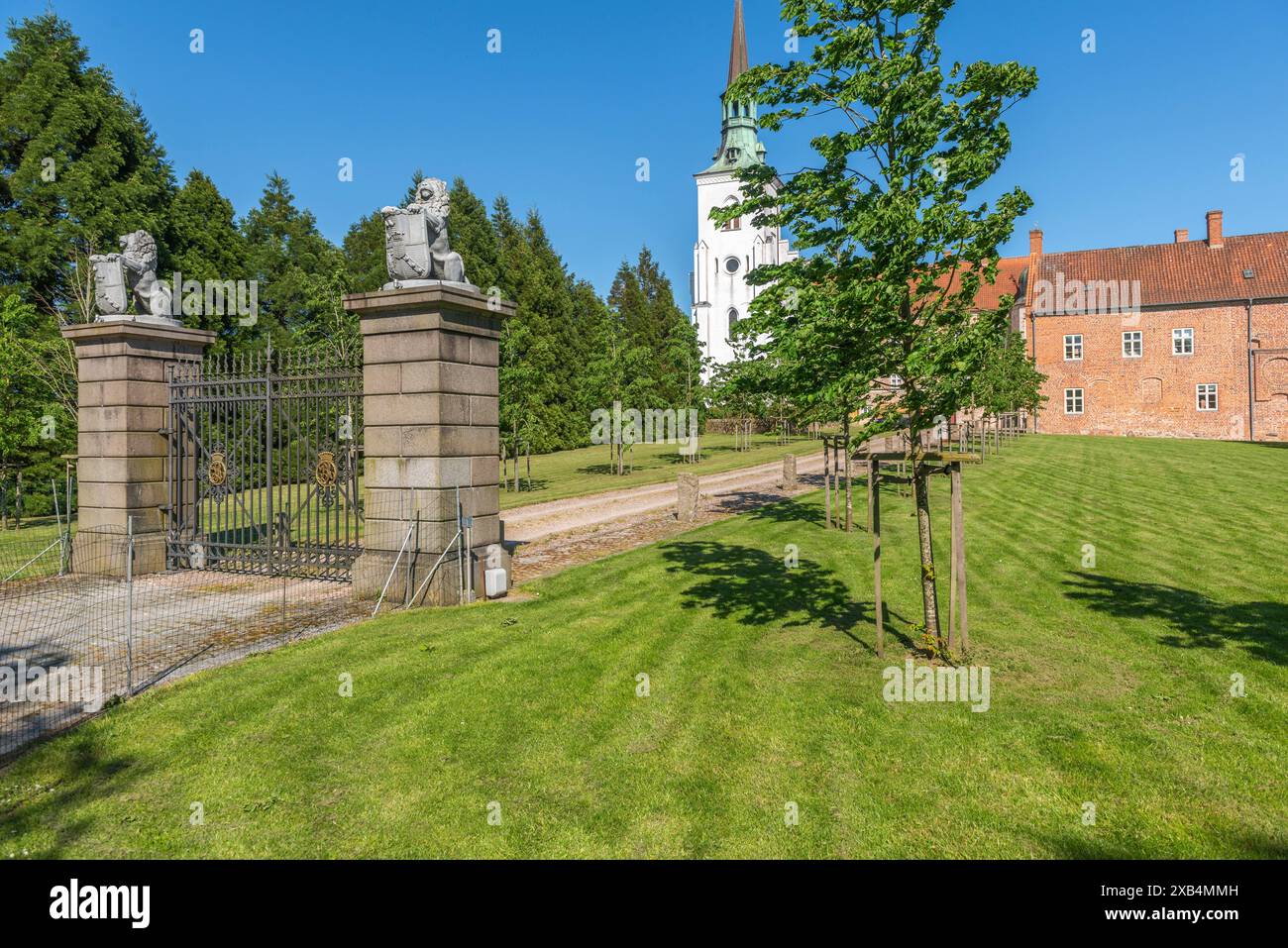 Brahetrolleborg Kirche und Schloss, Schlosseingang, Rasen, Löwen mit Wappen, Faborg, Faaborg, Fyn, Fyn, Fyn, Fyn, Dänemark Stockfoto