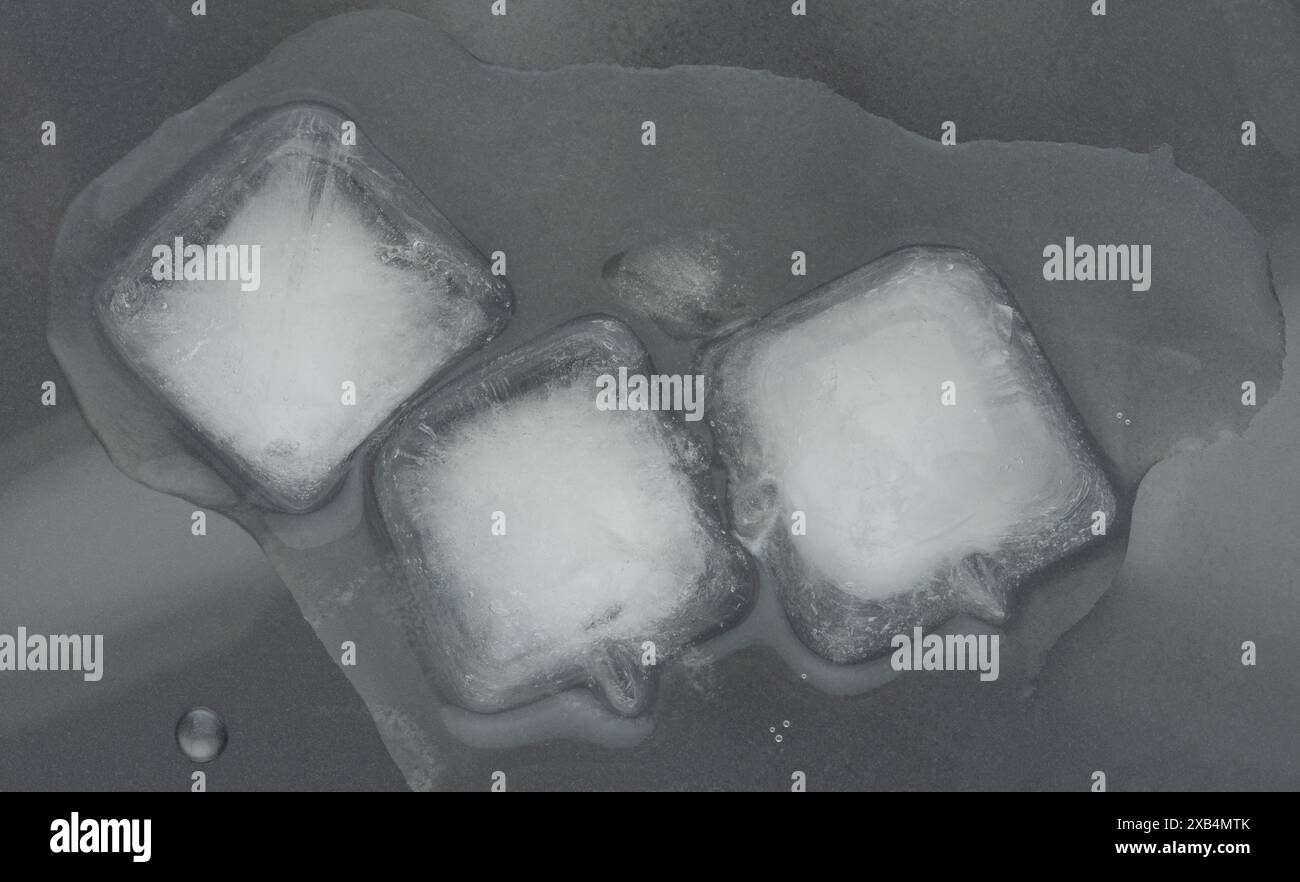 Reinigen Sie schmelzende Eiswürfel über der oberen Makroansicht Stockfoto