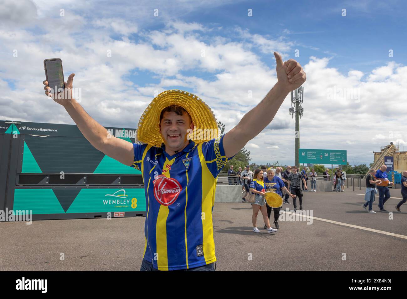 Das Finale des Betfred Challenge Cup 2024 in Wembley zwischen Warrington und Wigan. Hoffnungsvoller Wolves-Fan in Sombrero ist vor dem Spiel begeistert Stockfoto