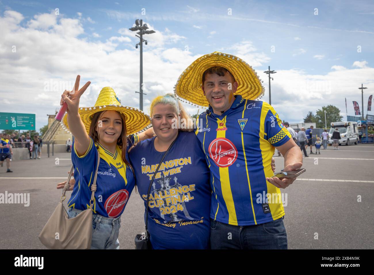 Das Finale des Betfred Challenge Cup 2024 in Wembley zwischen Warrington und Wigan. Hoffnungsvolle Familie in Sombreros ist vor dem Spiel aufgeregt Stockfoto