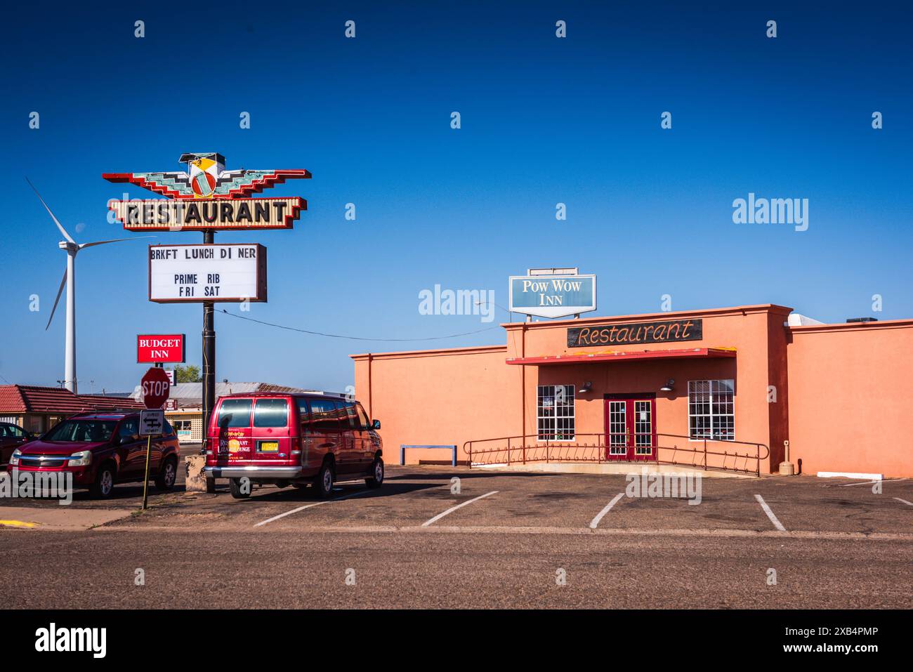 Tucumcari, New Mexico, USA - 18. März 2017: Außenansicht des Pow Wow Inn und des Thunderbird Restaurants an der Route 66. Stockfoto