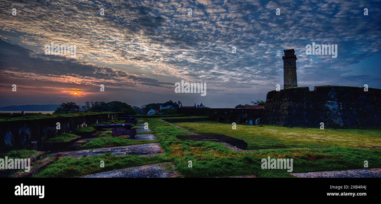 Silhouette des historischen Uhrenturms bei Sonnenuntergang Stockfoto