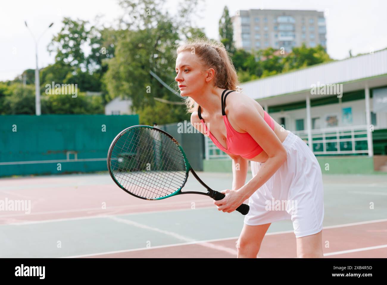 Mädchen spielt Tennis auf dem Platz, Tennis Training, Tennis Turnier, glückliche Tennisspielerin Stockfoto