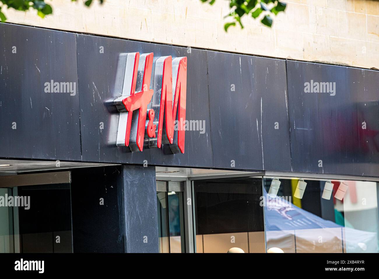 Beschilderung, Branding, Logo und Vorderseite des Geschäfts vor H&M Stockfoto