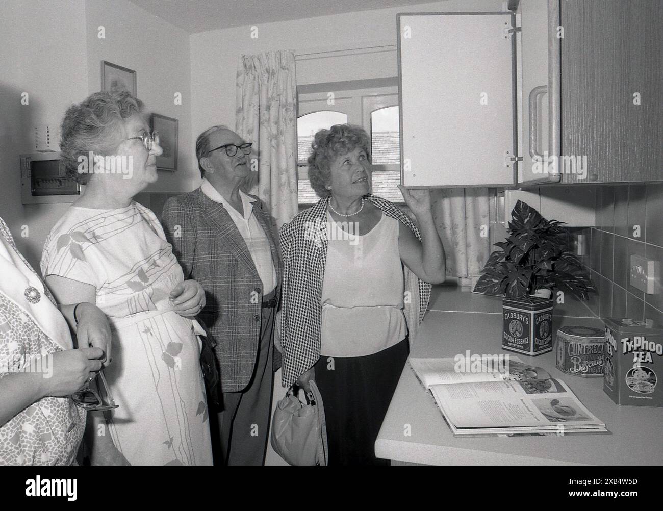 1988, Leute, mit Blick auf einen Rentner alte Völker, Showhome, Küche Stockfoto