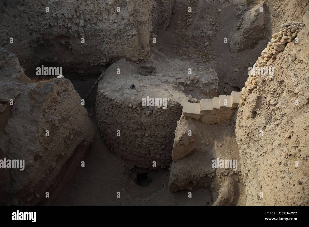 Rundturm, Treppe und Stadtmauer aus der neolithischen Zeit vor 10000 Jahren auf Tel Jericho, Jericho, Westbank, Palästinensische Autonomiebehörde Stockfoto