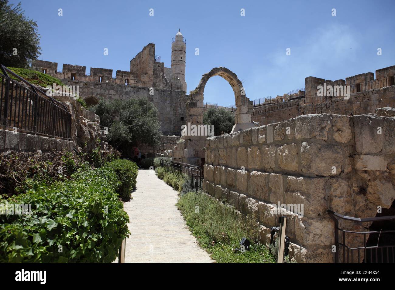 Ein Bogen aus der osmanischen Ära, das berühmte Minarett und Antiquitäten am Davidsturm oder Davids Zitadelle auf dem Berg Zion in Alt-Jerusalem Stockfoto