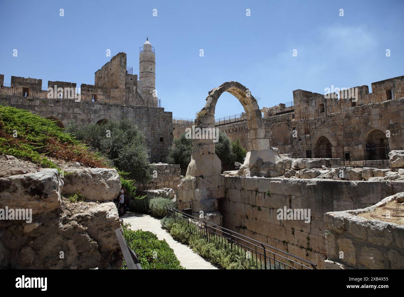 Ein Bogen aus der osmanischen Ära, das berühmte Minarett und Antiquitäten am Davidsturm oder Davids Zitadelle auf dem Berg Zion in Alt-Jerusalem Stockfoto