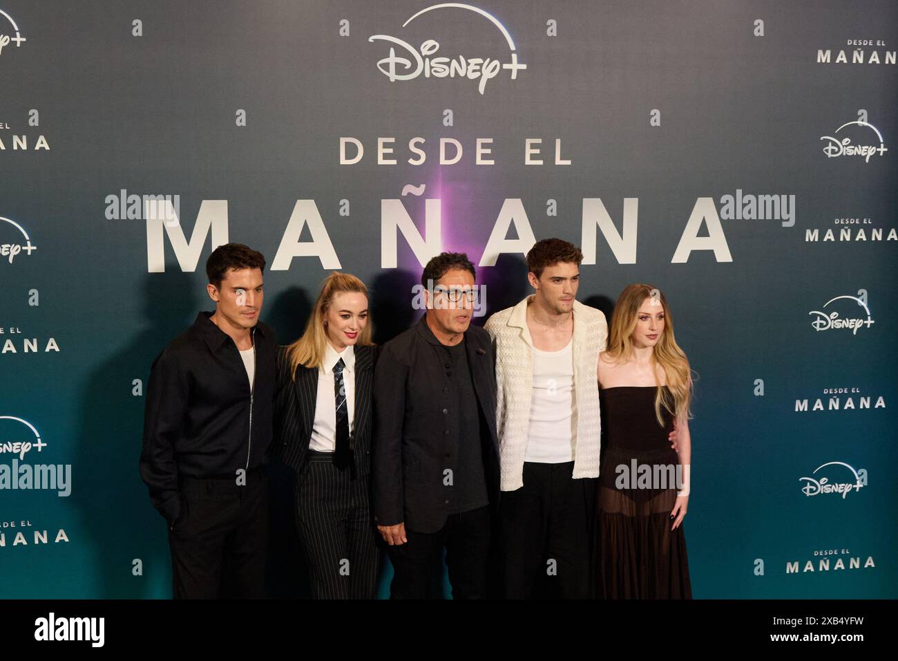 Alex Gonzalez, Marta Hazas, Daniel Ecija, Gabriel Guevara und Denisse Pena nehmen am 6. Oktober 2024 am Fotoruf der neuen Disney-Serie Desde el Manana in Madrid Teil. (Foto: Hazhard Espinoza Vallejos/NurPhoto) Credit: NurPhoto SRL/Alamy Live News Stockfoto