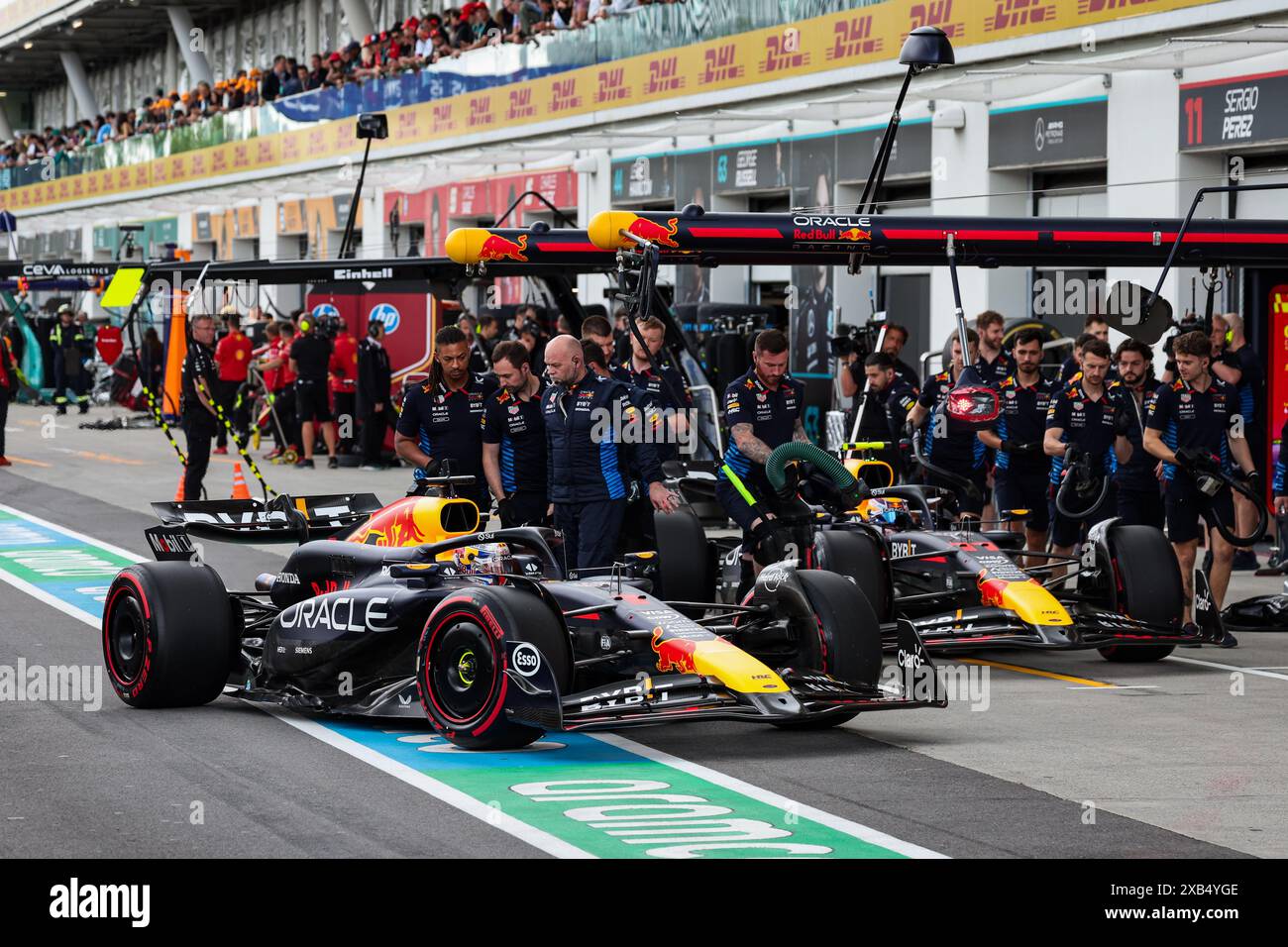 01 VERSTAPPEN Max (nld), Red Bull Racing RB20, 11 PEREZ Sergio (mex), Red Bull Racing RB20, Action-Boxengasse während des Formel 1 AWS Grand Prix du Canada 2024, 9. Runde der Formel-1-Weltmeisterschaft 2024 vom 07. Bis 09. Juni 2024 auf dem Circuit Gilles Villeneuve in Montreal, Kanada Stockfoto