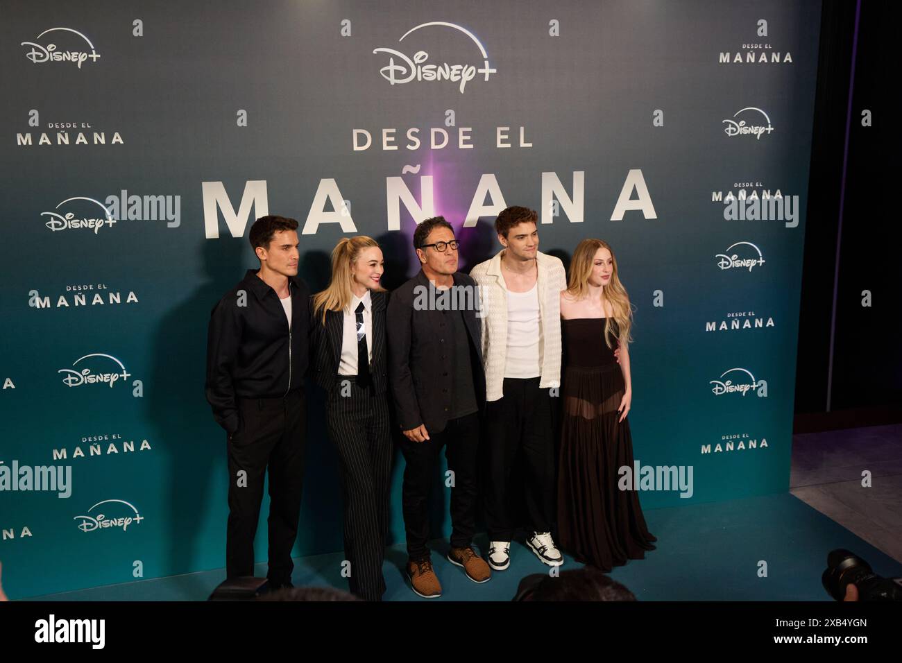 Alex Gonzalez, Marta Hazas, Daniel Ecija, Gabriel Guevara und Denisse Pena nehmen am 6. Oktober 2024 am Fotoruf der neuen Disney-Serie Desde el Manana in Madrid Teil. (Foto: Hazhard Espinoza Vallejos/NurPhoto) Credit: NurPhoto SRL/Alamy Live News Stockfoto