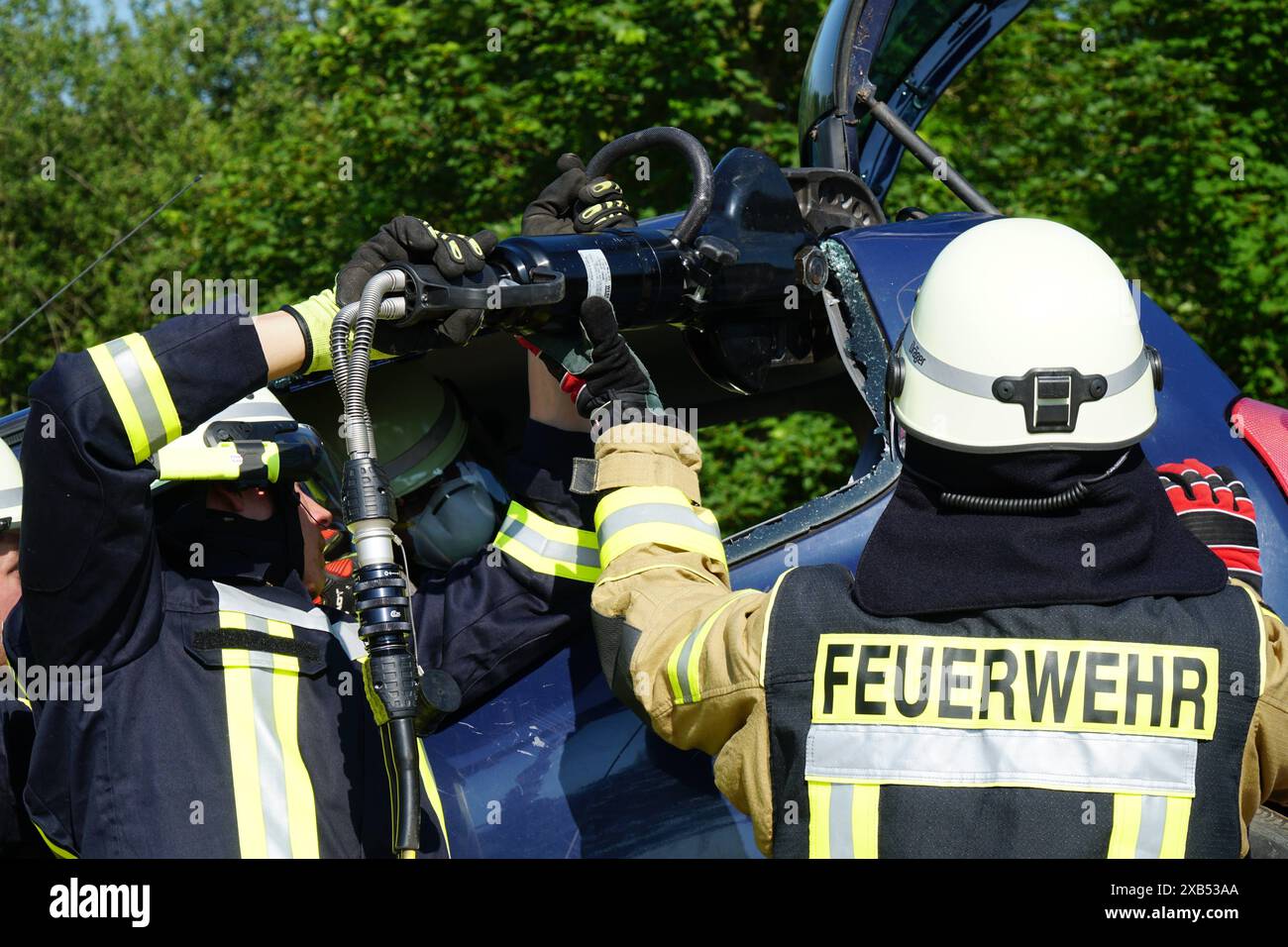 Ebersbach - Einsatzkräfte trainieren den Ernstfall 09.06.2024 Ebersbach, Landkreis Görlitz Fotograf: LausitzNews.de/ Niclas Bittrich nach monatelanger Planung war es am Samstag nun soweit. Eine gemeinsame Übung von Feuerwehr, THW und Falck organisiert von der FFW Schöpstal. Szenario war ein schwerer Verkehrsunfall mit 4 verletzten, einer davon bereits verstorben. Innerhalb des Szenarios galt es zwei schwer verletzte Patienten die sich noch in den Autos befanden, zu befreit. Sowohl Feuerwehr als auch THW setzen hydraulische Rettungsgeräte ein um die Insassen zu befreien Stockfoto