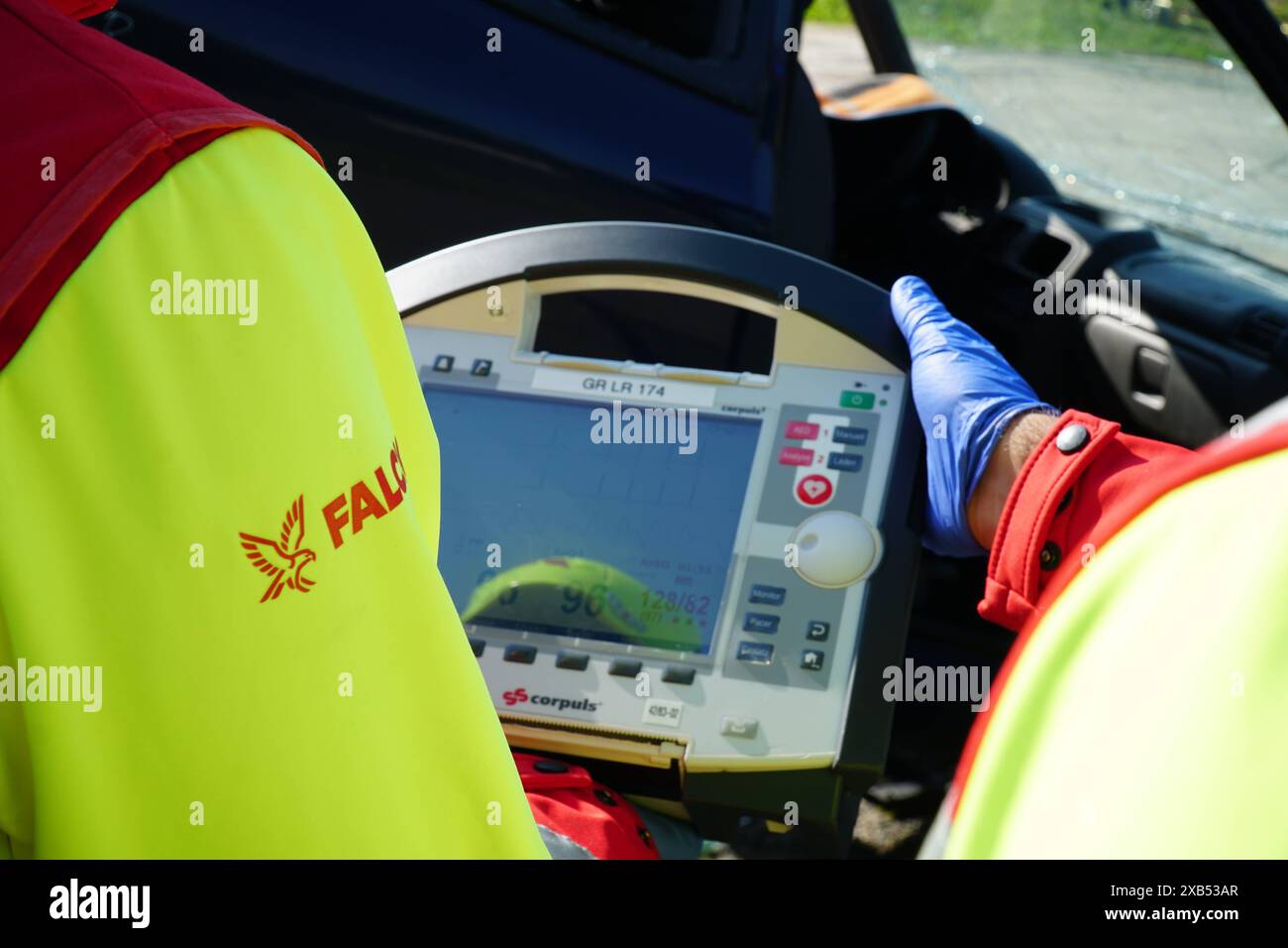 Ebersbach - Einsatzkräfte trainieren den Ernstfall 09.06.2024 Ebersbach, Landkreis Görlitz Fotograf: LausitzNews.de/ Niclas Bittrich nach monatelanger Planung war es am Samstag nun soweit. Eine gemeinsame Übung von Feuerwehr, THW und Falck organisiert von der FFW Schöpstal. Szenario war ein schwerer Verkehrsunfall mit 4 verletzten, einer davon bereits verstorben. Innerhalb des Szenarios galt es zwei schwer verletzte Patienten die sich noch in den Autos befanden, zu befreit. Sowohl Feuerwehr als auch THW setzen hydraulische Rettungsgeräte ein um die Insassen zu befreien Stockfoto