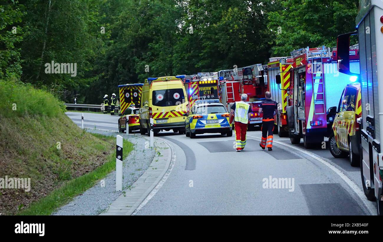 Niedergurig - Schwerer Verkehrsunfall auf Bundesstraße 08.06.2024 gegen 19:30 Uhr Niedergurig, B156 Fotograf: LausitzNews.de/Tim Kiehle am Samstagabend kam es zwischen Niedergurig und Bautzen zu einem schweren Unfall. Laute erste Informationen für ein BMW mit vier Personen auf der B156 in Richtung Niedergurig, als der Fahrer auf das Handy sah und dabei einen Unfall verursachte. Der PKW fuhr die Böschung herab und landete in einem nahe gelegenen Bach. Alle Personen waren nicht eingeklemmt und wurden durch den Rettungsdienst und der Feuerwehr versorgt. Alle Insassen kamen Stockfoto