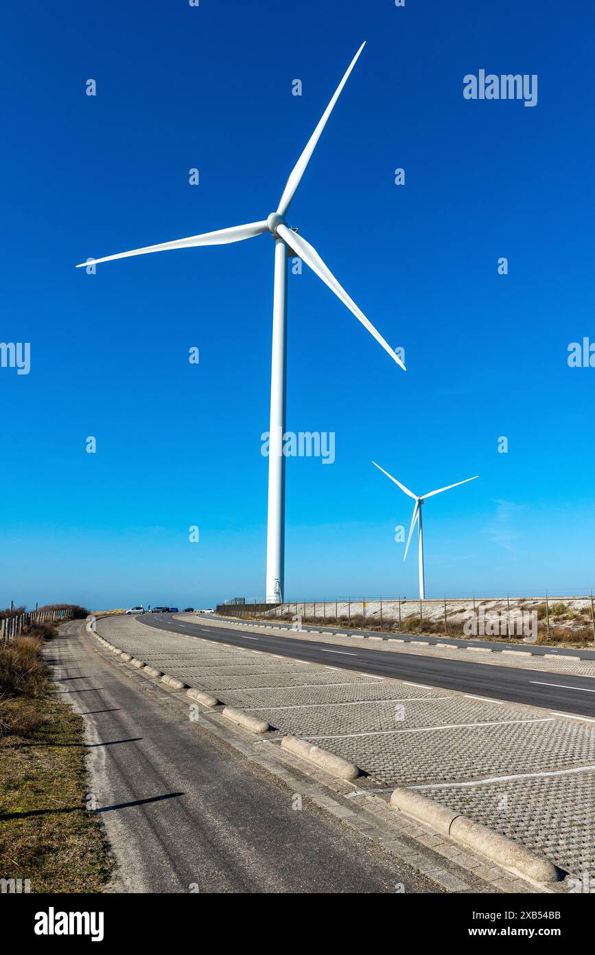 Windmühle, die Strom erzeugt umweltfreundliche moderne Windmühle, die viel Strom für die umliegende Industrie in Maasvlakte 2 im Hafen von Rotterdam produziert. Rotterdam, Niederlande. E Rotterdam 2e Maasvlakte Zuid-Holland Nederland Copyright: XGuidoxKoppesxPhotox Stockfoto