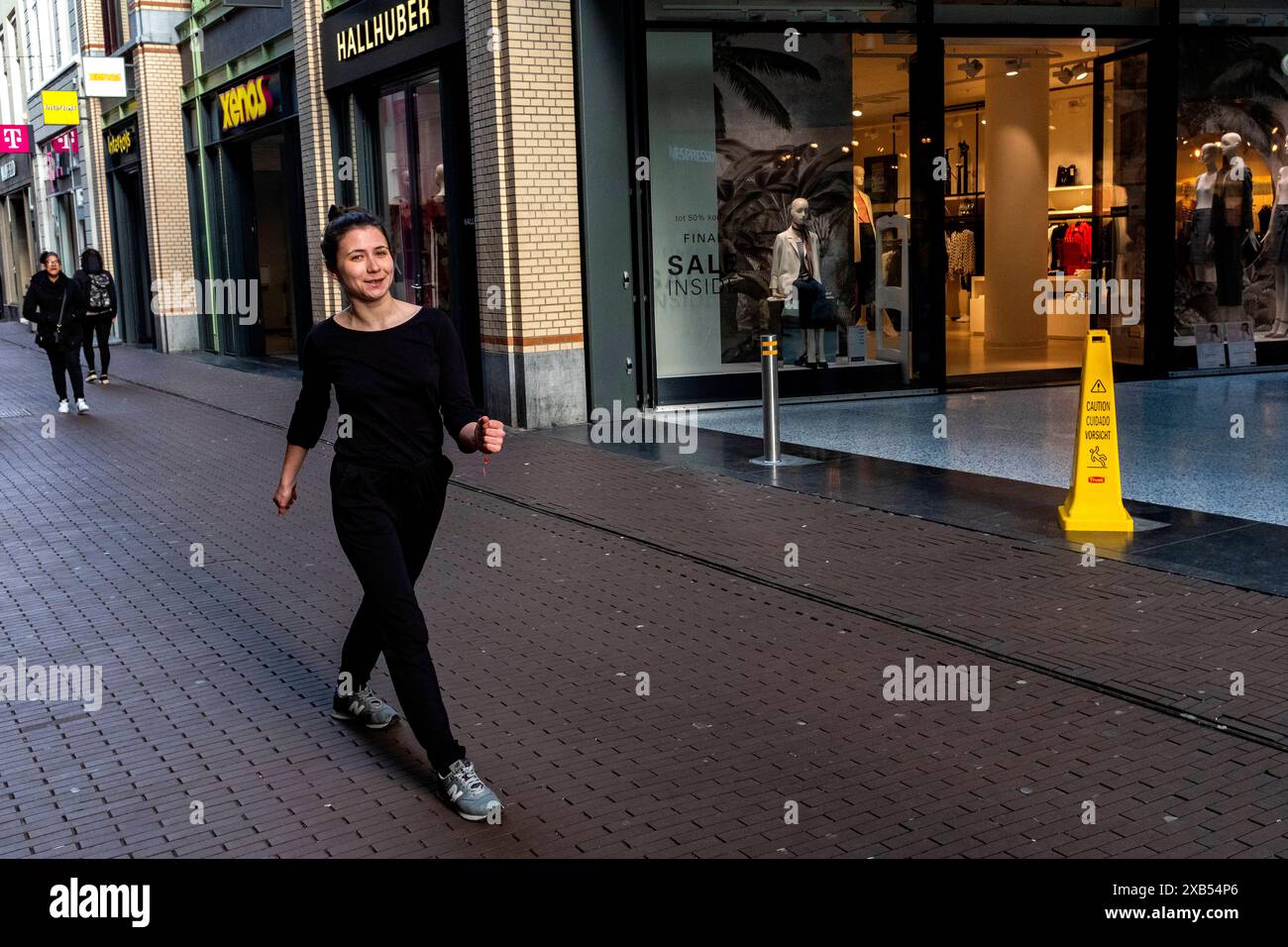 Frauen gehen die Straße runter Junge Frau geht die Straße mit einem schnellen Tempo entlang. Den Haag, Niederlande. Den haag, s-Gravenhage lange Poten Zuid-Holland Nederland Copyright: XGuidoxKoppesxPhotox Stockfoto