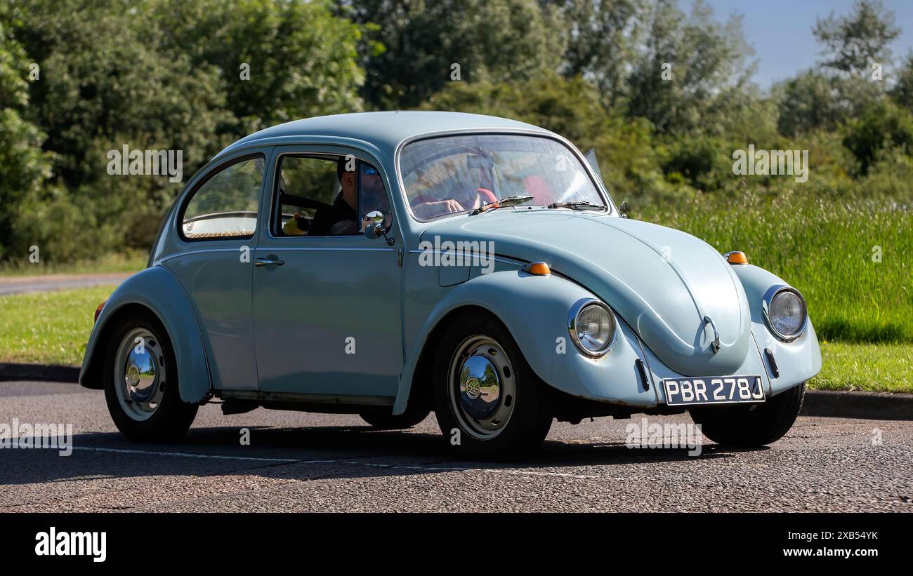 Stony Stratford, UK - 2. Juni 2024: 1970 blauer Volkswagen Beetle Oldtimer fährt auf einer britischen Landstraße Stockfoto