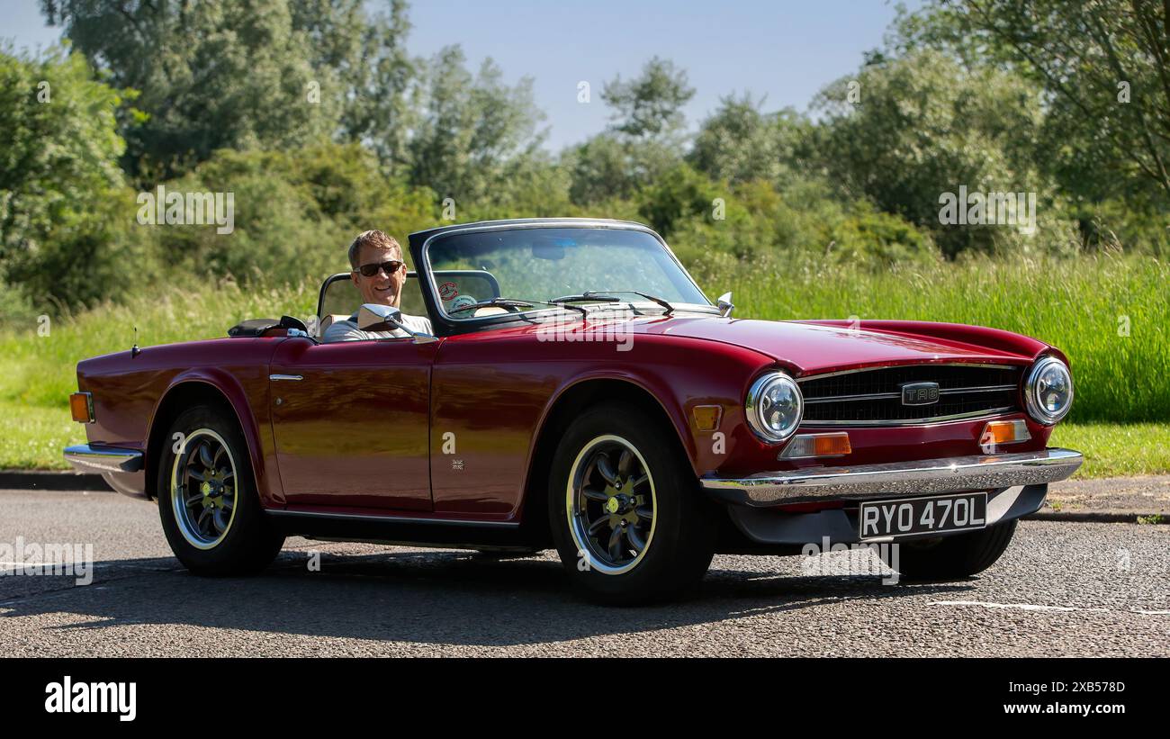Stony Stratford, UK - 2. Juni 2024: 1973 roter Triumph TR6 klassischer britischer Sportwagen auf einer britischen Landstraße Stockfoto