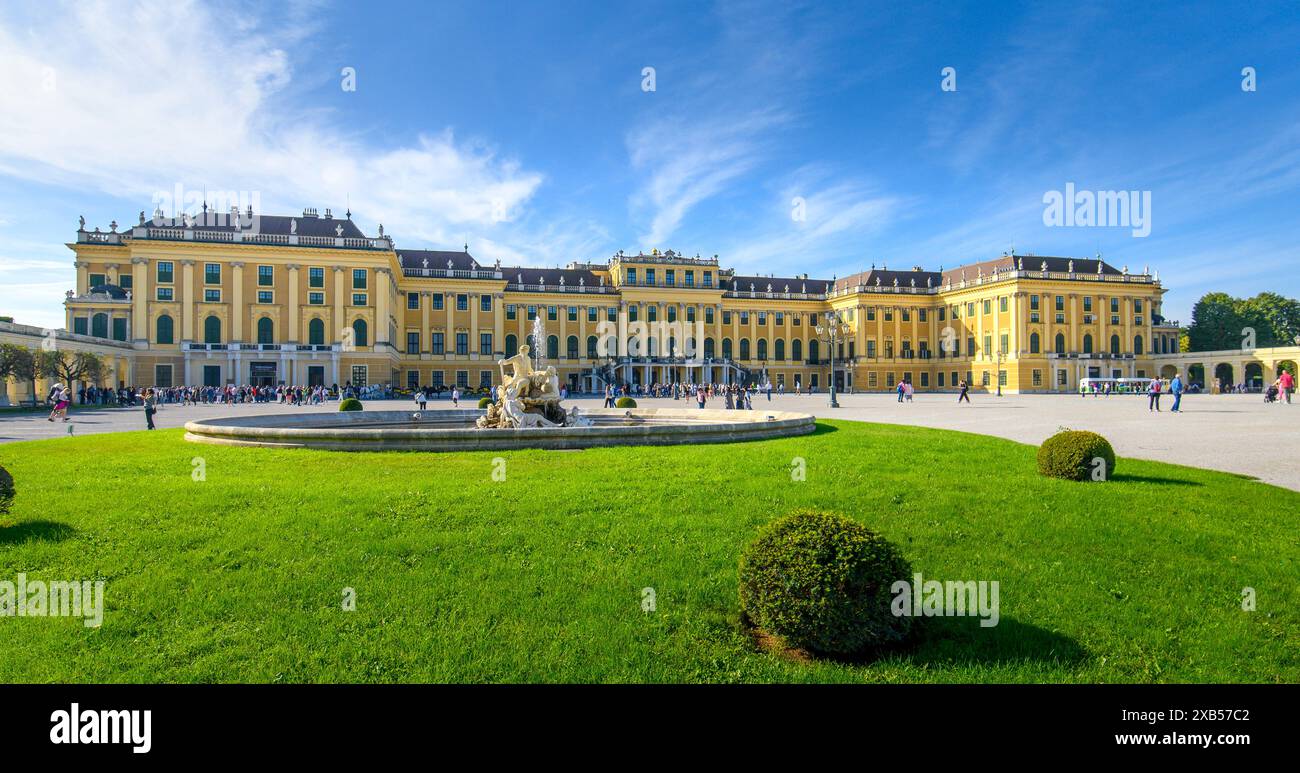 Wien, Österreich. Schloss Schönbrunn oder Schloss Schönbrunn in Wien, ist eine kaiserliche Sommerresidenz Stockfoto