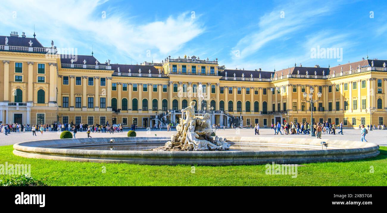 Wien, Österreich. Schloss Schönbrunn oder Schloss Schönbrunn in Wien, ist eine kaiserliche Sommerresidenz Stockfoto