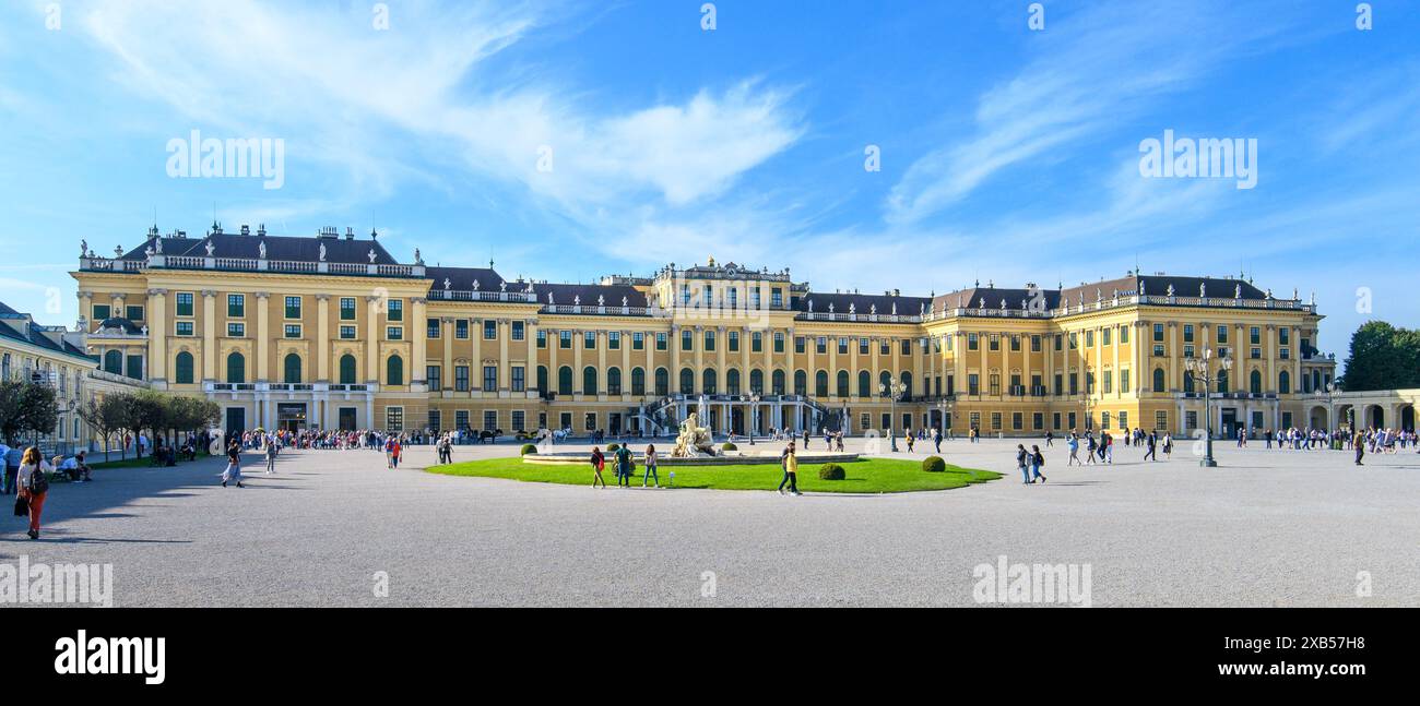 Wien, Österreich. Schloss Schönbrunn oder Schloss Schönbrunn in Wien, ist eine kaiserliche Sommerresidenz Stockfoto