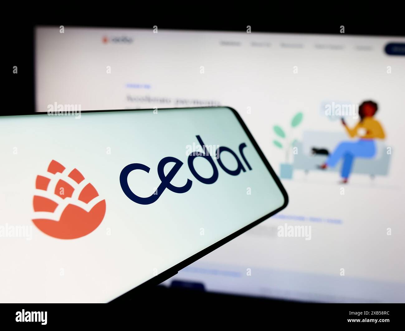 Smartphone mit Logo des amerikanischen Gesundheitssoftware-Unternehmens Cedar Cares Inc. Vor der Website. Fokussieren Sie sich auf die linke Mitte des Telefondisplays. Stockfoto