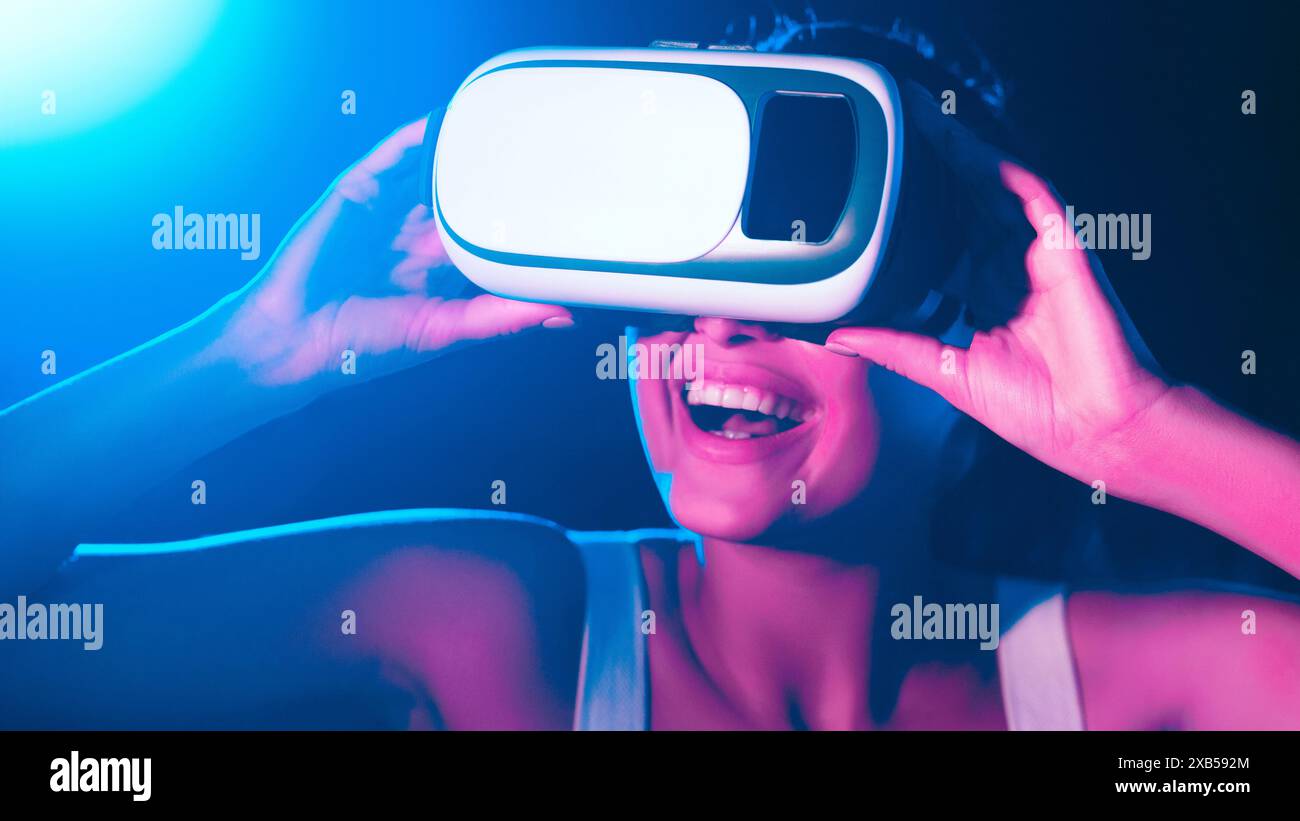 Großaufnahme einer Frau mit Virtual Reality Headset Stockfoto