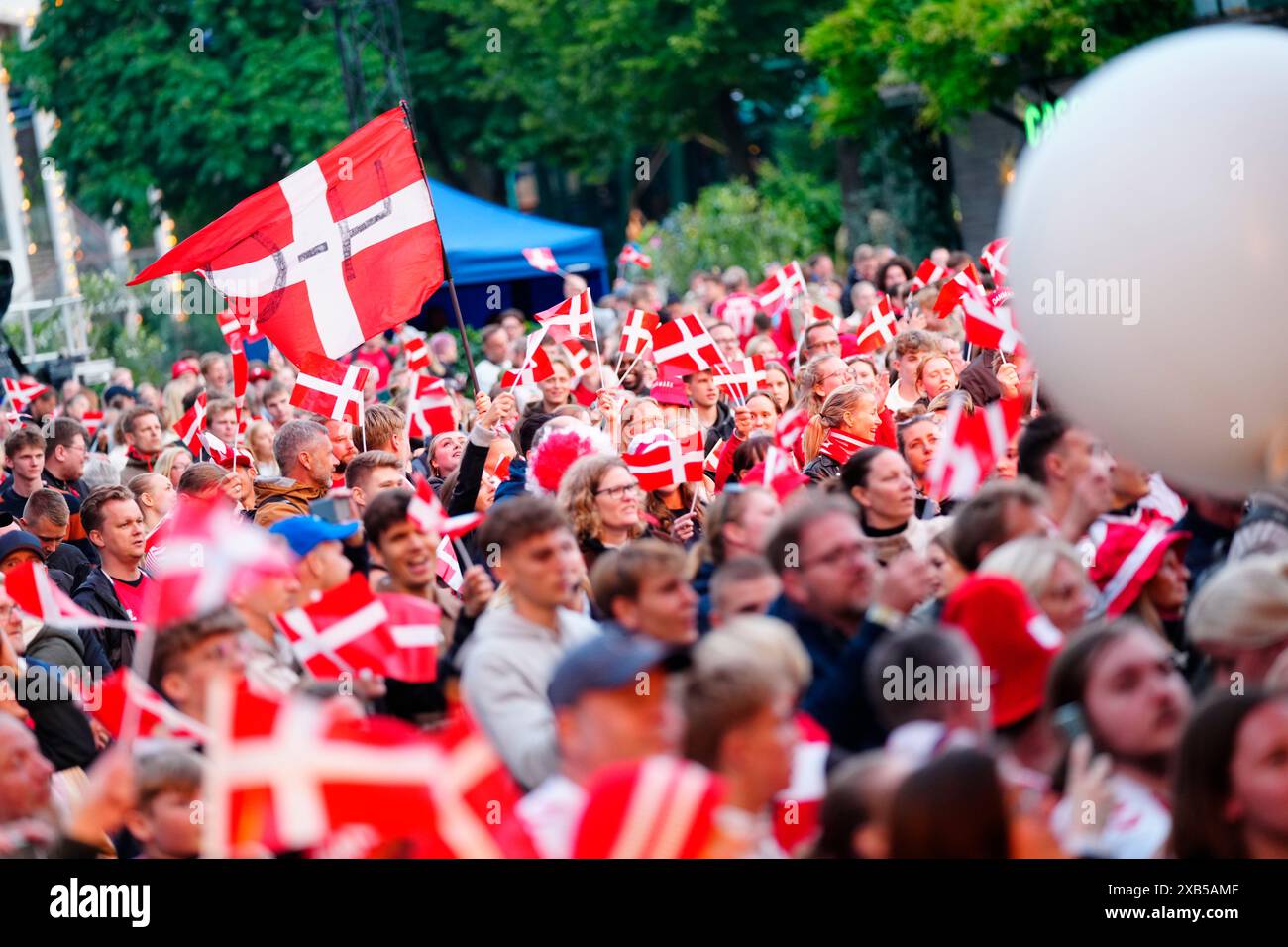 Kopenhagen, Dänemark. Juni 2024. Dänische Fans verabschieden sich von der Nationalmannschaft vor ihrem Abflug zur EURO 2024 in Deutschland in Tivoli in Kopenhagen am 10. Juni 2024. Quelle: Ritzau/Alamy Live News Stockfoto