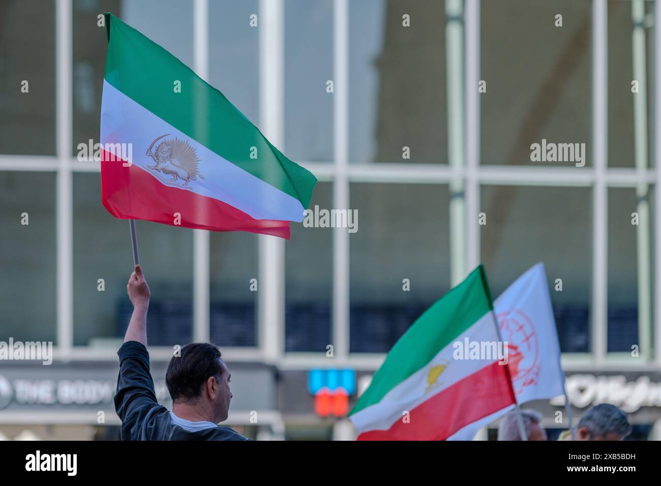 Köln, Deutschland - 22. Mai 2024 : Ansicht von Menschen mit iranischer Flagge bei einer friedlichen Demonstration in Köln Stockfoto