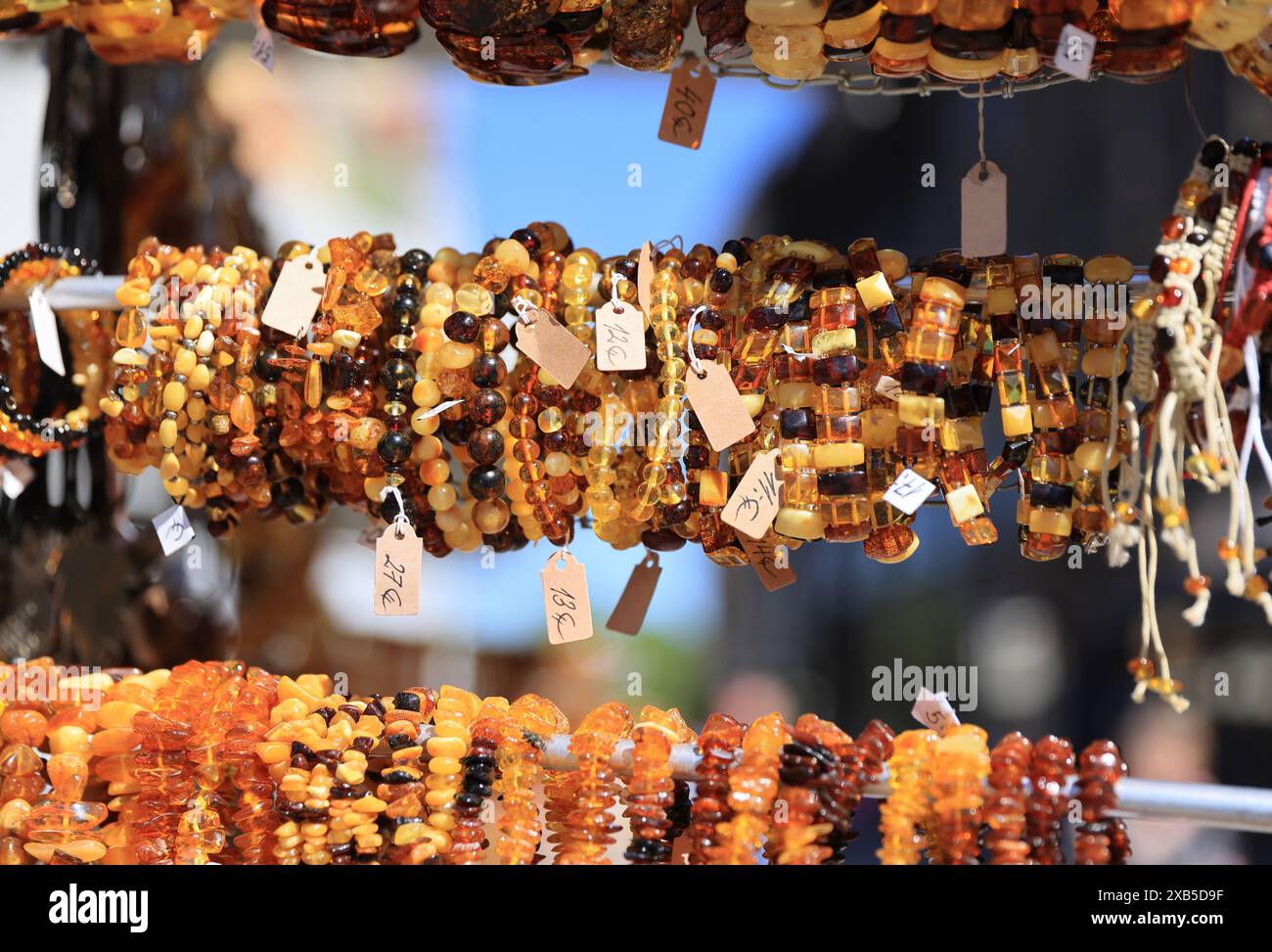 Bernsteinschmuck zum Verkauf in Riga, Lettland. Der Edelstein wurde vor Millionen von Jahren aus dem Harz alter Bäume wie Kiefern geboren. Stockfoto