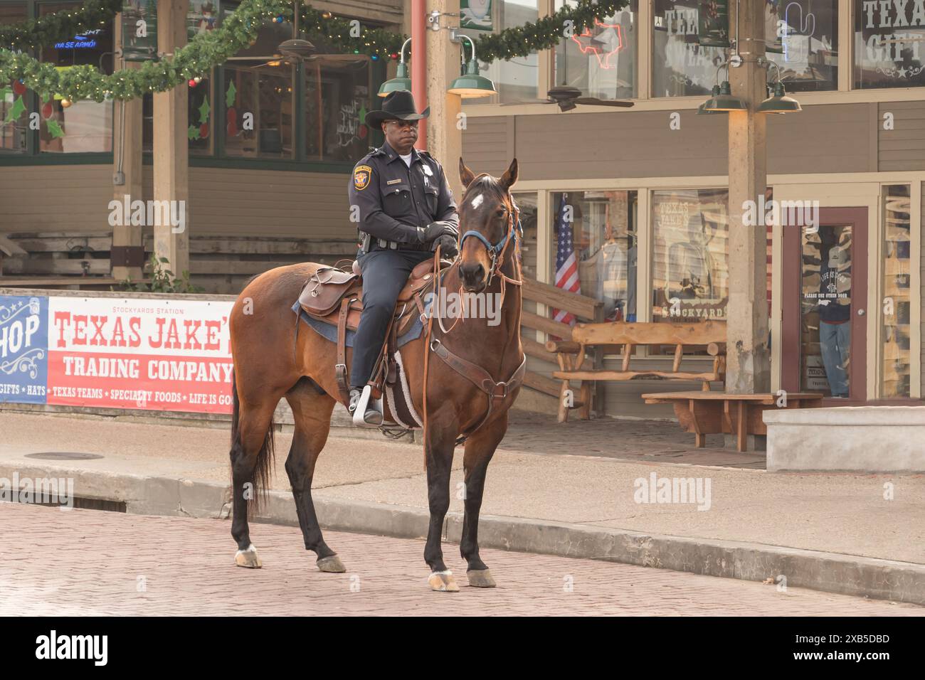 Berittener Patrouillenoffizier zu Pferd im historischen Fort Worth Stockyards in Texas Stockfoto