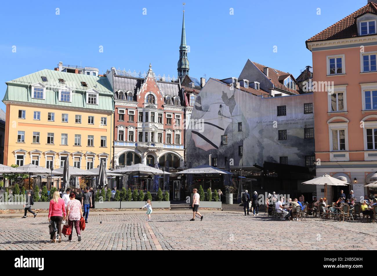 Der Kopfsteinpflasterplatz, der in den 1930er Jahren geschaffen wurde, als mehrere alte Gebäude abgerissen wurden, heute ein großer offener Platz mit Restaurants und Cafés. Stockfoto