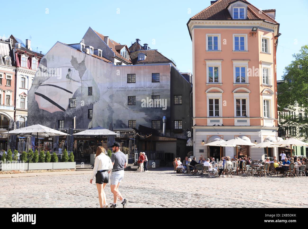 Der Kopfsteinpflasterplatz, der in den 1930er Jahren geschaffen wurde, als mehrere alte Gebäude abgerissen wurden, heute ein großer offener Platz mit Restaurants und Cafés. Stockfoto