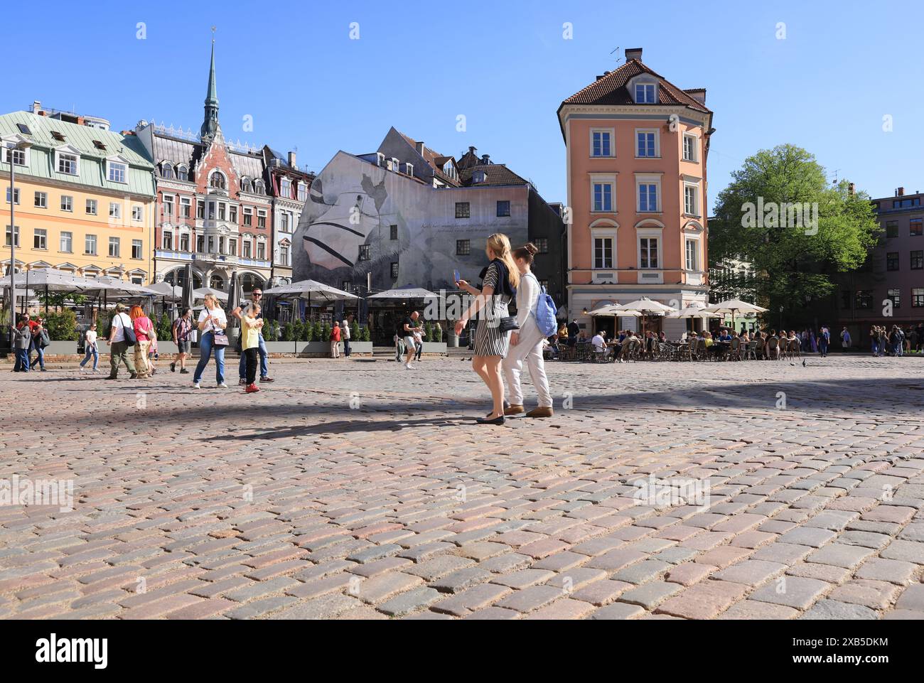 Der Kopfsteinpflasterplatz, der in den 1930er Jahren geschaffen wurde, als mehrere alte Gebäude abgerissen wurden, heute ein großer offener Platz mit Restaurants und Cafés. Stockfoto