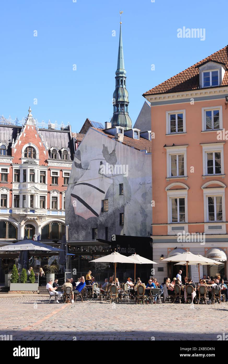 Der Kopfsteinpflasterplatz, der in den 1930er Jahren geschaffen wurde, als mehrere alte Gebäude abgerissen wurden, heute ein großer offener Platz mit Restaurants und Cafés. Stockfoto