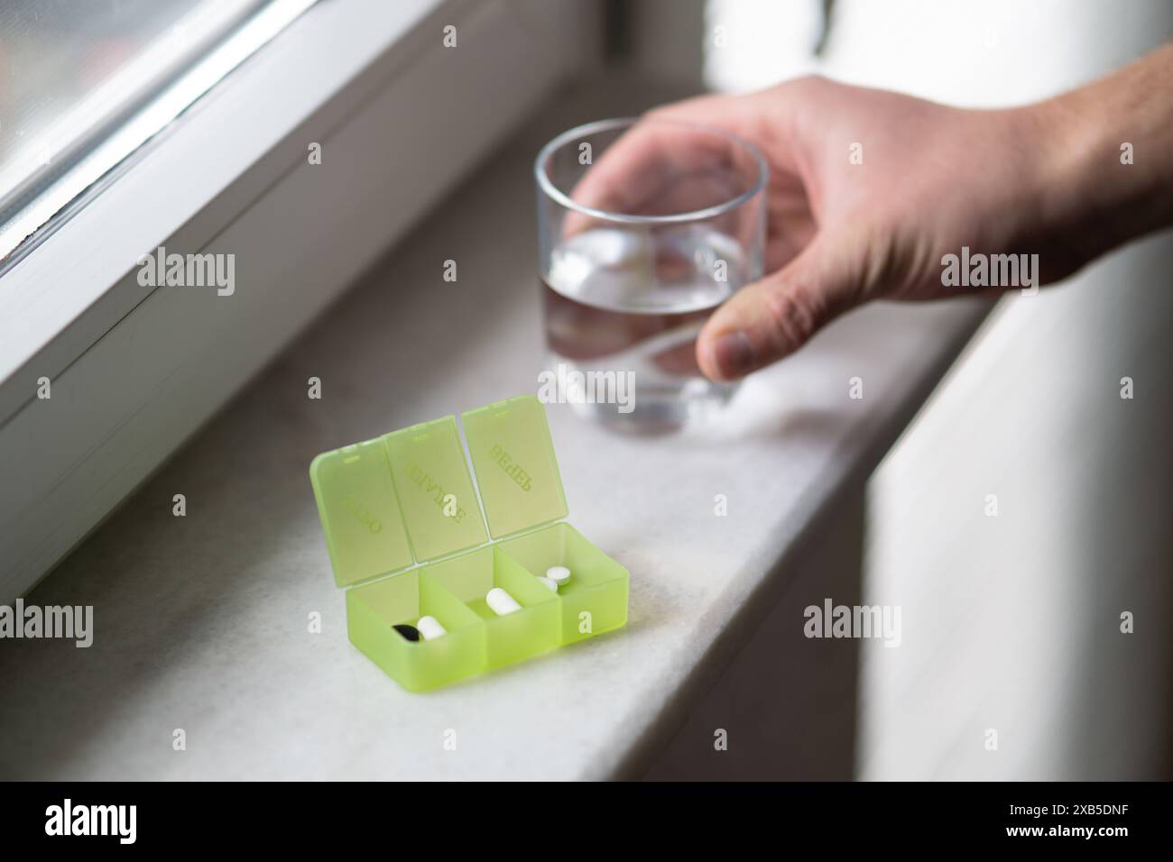 Pille Box mit verschiedenen Pillen und Ergänzung, Pillen Organizer Stockfoto