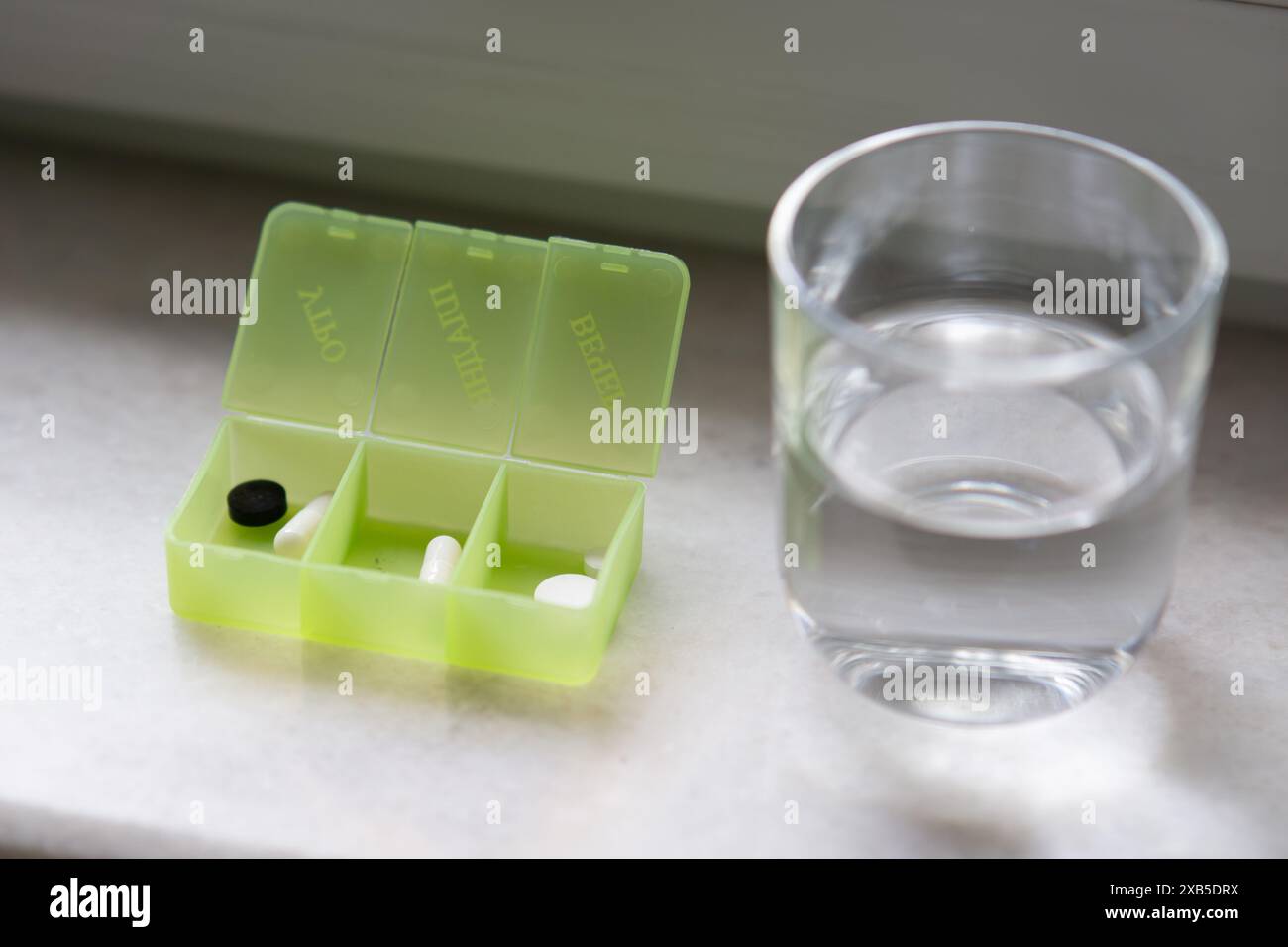 Pille Box mit verschiedenen Pillen und Ergänzung, Pillen Organizer Stockfoto