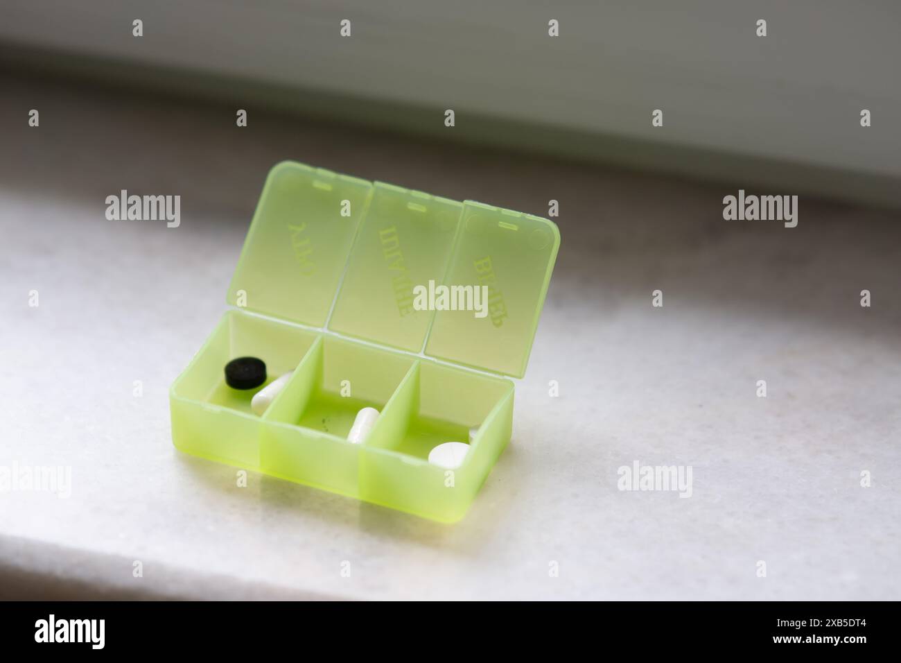 Pille Box mit verschiedenen Pillen und Ergänzung, Pillen Organizer Stockfoto